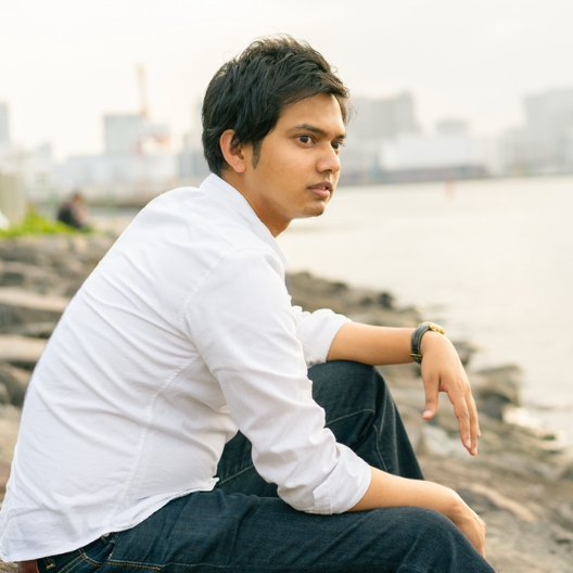 海辺に座るあらむ